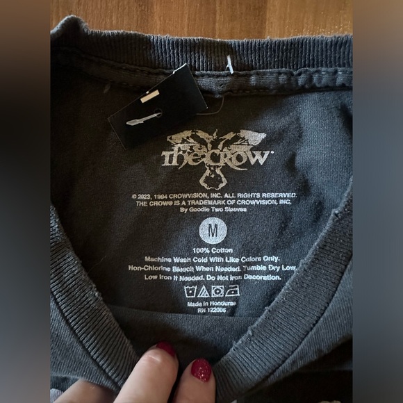 NWT The Crow Quote Destructed Boyfriend Fit Girls T-shirt size Medium - Picture 6 of 7